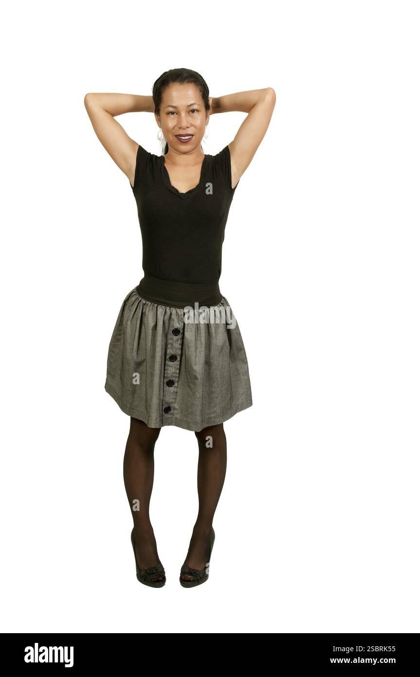 Eine schöne junge hispanische latino-Frau, die weit weg blickt Stockfoto