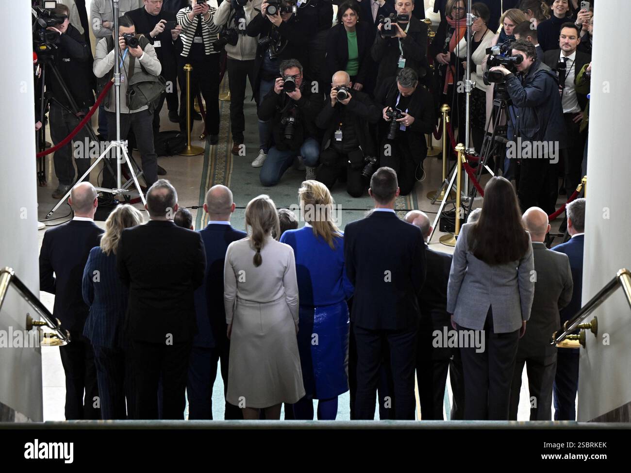 Brüssel, Belgien Februar 2025.Brüssel, Belgien. Februar 2025. Die Presse macht Fotos, während die Mitglieder der neuen Regierung für das offizielle Familienporträt im bundesparlament in Brüssel am Dienstag, den 4. Februar 2025 posieren. Die Unterhändler der fünf Parteien der Arizona-Koalition - N-VA, MR, Engagements, Vooruit und CD&V - haben am vergangenen Freitagabend eine Regierungsvereinbarung getroffen. BELGA PHOTO ERIC LALMAND Credit: Belga News Agency/Alamy Live News Stockfoto