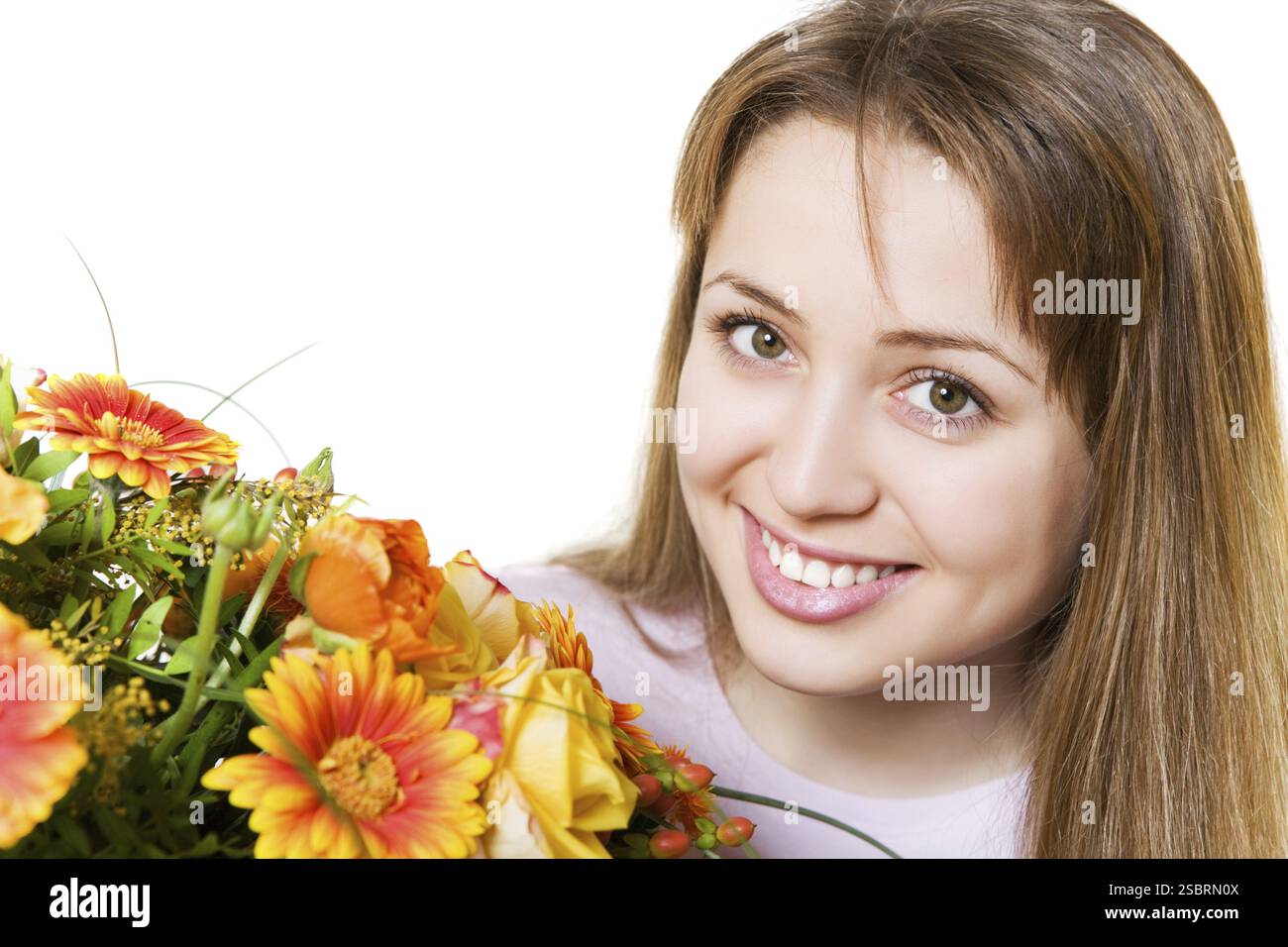 Junge blonde Frau mit Blumen, isoliert auf weiß Stockfoto