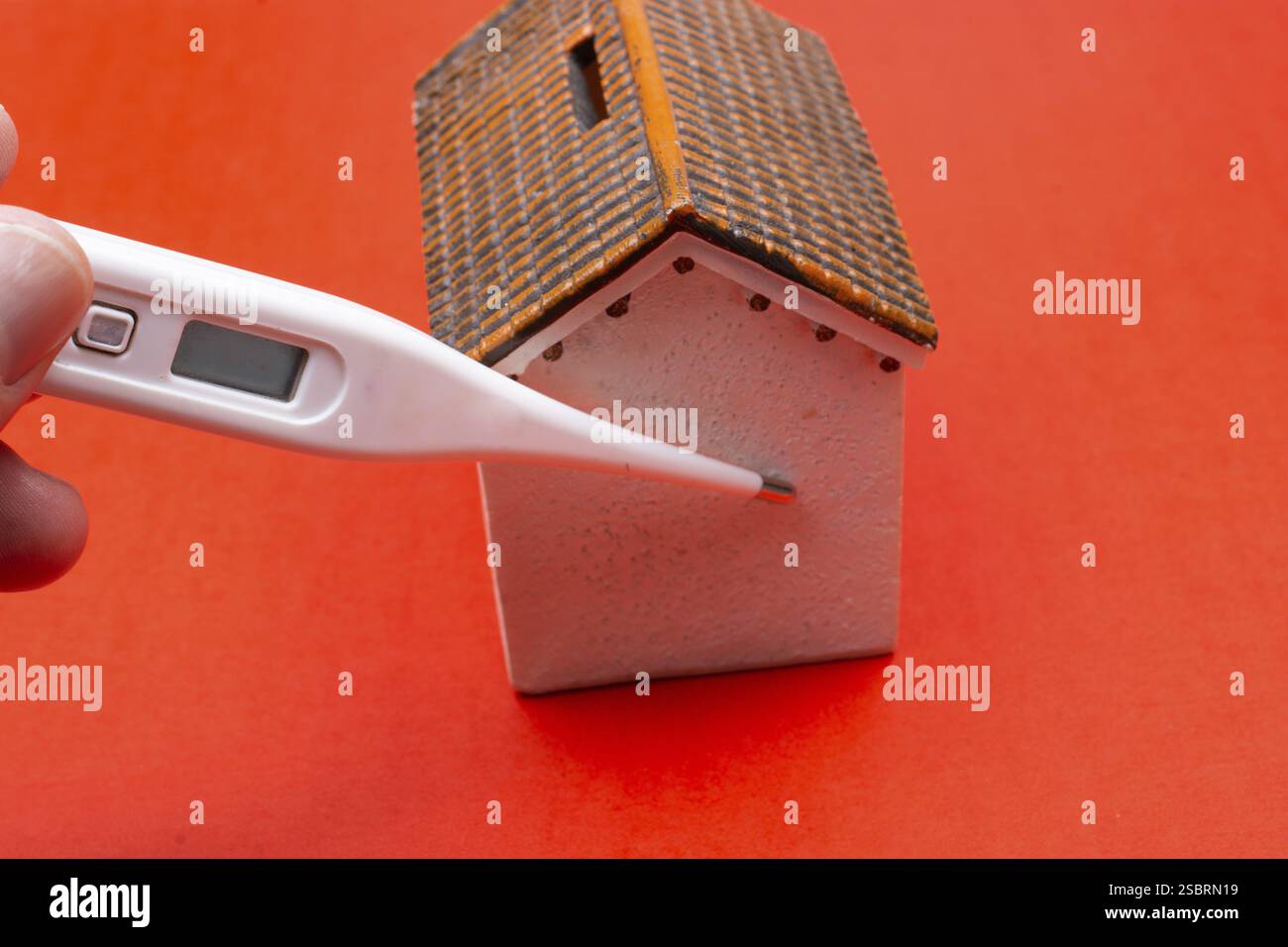 Spielzeughaus, Thermometer. Coronavirus Home Quarantäne Konzept Stockfoto
