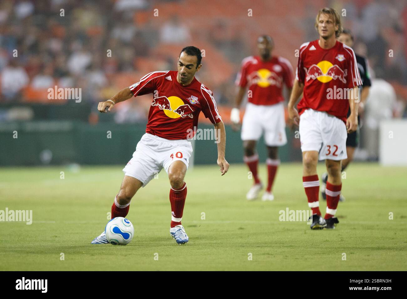 Youri Djorkaeff von den New York Red Bulls kontrolliert den Ball während eines Major League Soccer Matches gegen DC United am 23. September 2006 im RFK Stadium in Washington, DC. Kommerzielle Nutzung verboten. (Foto: Jonathan Paul Larsen / Diadem Images) Stockfoto Youri Djorkaeff von den New York Red Bulls kontrolliert den Ball während eines Major League Soccer Matches gegen DC United am 23. September 2006 im RFK Stadium in Washington, DC. Kommerzielle Nutzung verboten. (Foto: Jonathan Paul Larsen / Diadem Images) Stockfoto