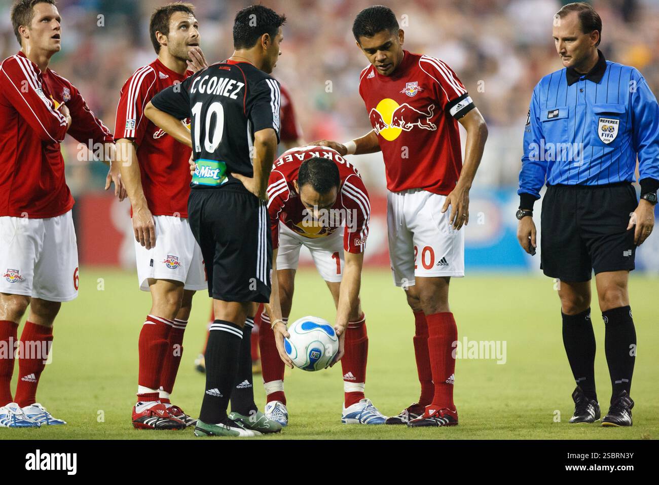WASHINGTON, DC - 23. SEPTEMBER: Youri Djorkaeff von den New York Red Bulls platziert den Ball während eines Major League Soccer Matches gegen DC United am 23. September 2006 im RFK Stadium in Washington, DC, für einen Freistoß. Kommerzielle Nutzung verboten. (Foto: Jonathan Paul Larsen / Diadem Images) Stockfoto WASHINGTON, DC - 23. SEPTEMBER: Youri Djorkaeff von den New York Red Bulls platziert den Ball während eines Major League Soccer Matches gegen DC United am 23. September 2006 im RFK Stadium in Washington, DC, für einen Freistoß. Kommerzielle Nutzung verboten. (Foto: Jonathan Paul Larsen / Diadem Images) Stockfoto