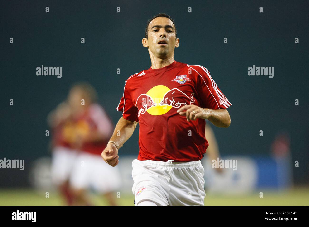 Youri Djorkaeff von den New York Red Bulls in Aktion während eines Major League Soccer Matches gegen DC United am 23. September 2006 im RFK Stadium in Washington, DC. Nur zur redaktionellen Verwendung. Kommerzielle Nutzung verboten. (Foto: Jonathan Paul Larsen / Diadem Images) Stockfoto Youri Djorkaeff von den New York Red Bulls in Aktion während eines Major League Soccer Matches gegen DC United am 23. September 2006 im RFK Stadium in Washington, DC. Nur zur redaktionellen Verwendung. Kommerzielle Nutzung verboten. (Foto: Jonathan Paul Larsen / Diadem Images) Stockfoto