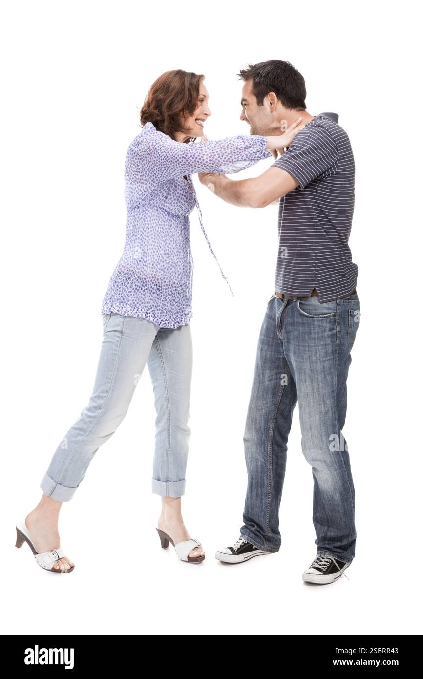 Ein wütendes Paar, das sich wegen weiß anschreit Stockfoto