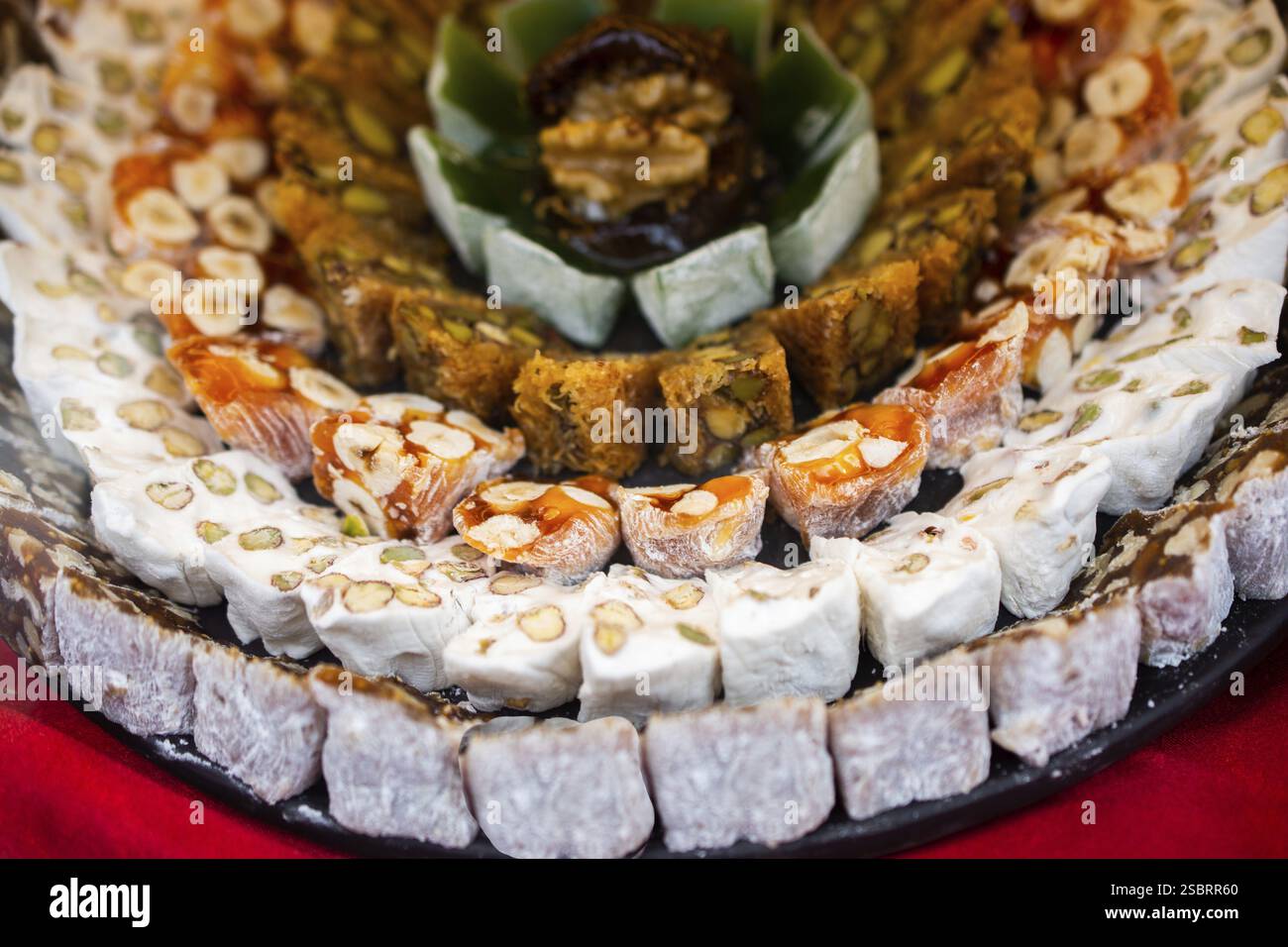 Laden der traditionellen türkischen Honig lokum Zucker überzogen soft Candy Stockfoto