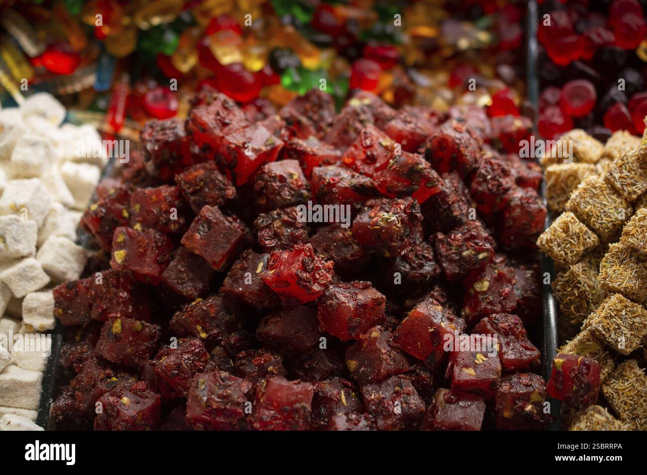 Laden der traditionellen türkischen Honig lokum Zucker überzogen soft Candy Stockfoto