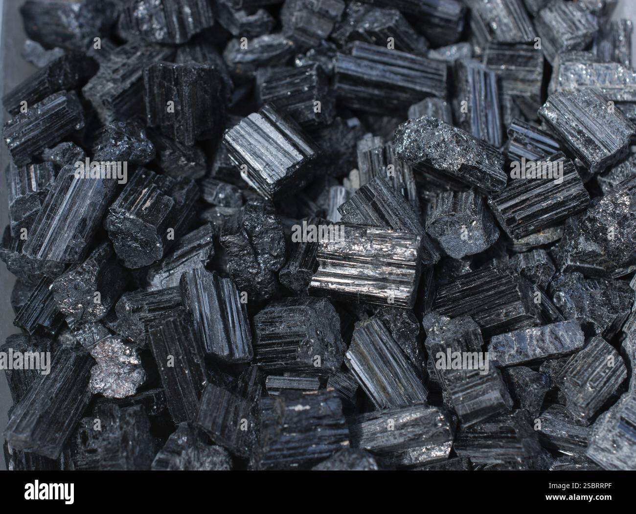 Natürliche Felsen Muster - raw Crystal schwarzer Turmalin (Schörl) Edelstein Stockfoto