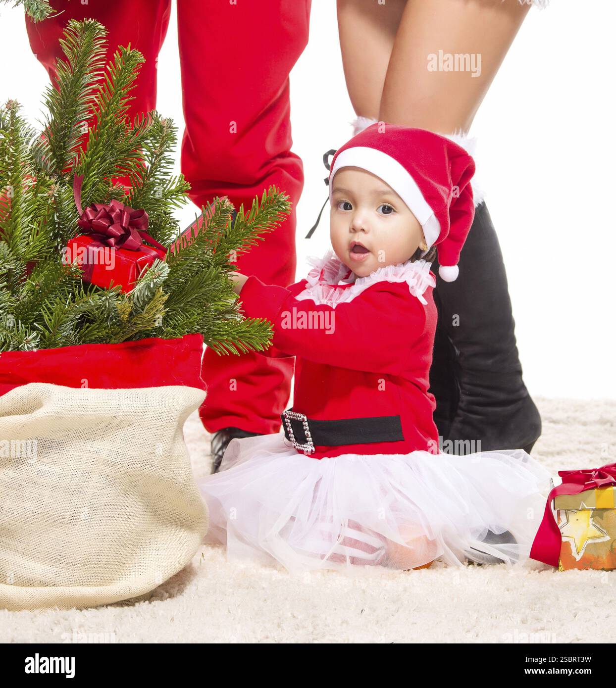 Wunderschönes Mädchen vor dem weihnachtsbaum in weihnachtsmannkleidung - Nahaufnahme Stockfoto