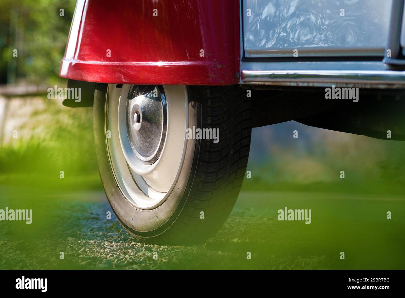 Nahaufnahme des Türgriffs mit Radlauf von CULT Car 2cv Dolly Stockfoto