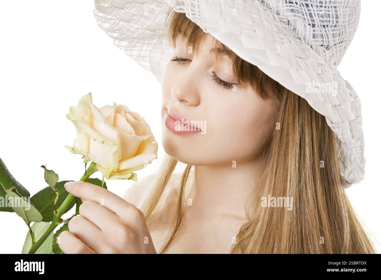 Nahaufnahme einer schönen blonden Frau mit Teerose Stockfoto