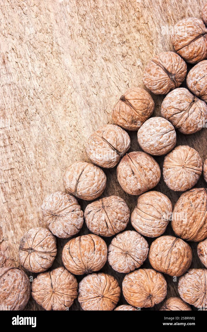Hintergrund der Walnüsse auf einem alten Holz- Board Stockfoto