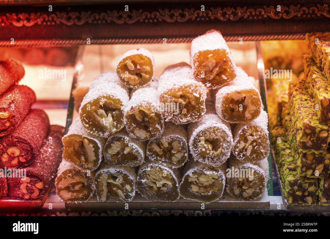Laden der traditionellen türkischen Honig lokum Zucker überzogen soft Candy Stockfoto