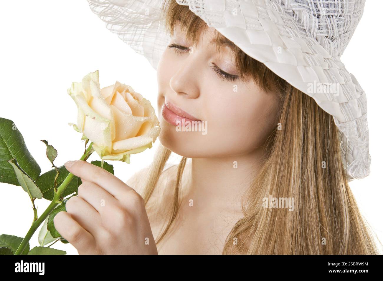 Nahaufnahme einer schönen blonden Frau mit Teerose Stockfoto