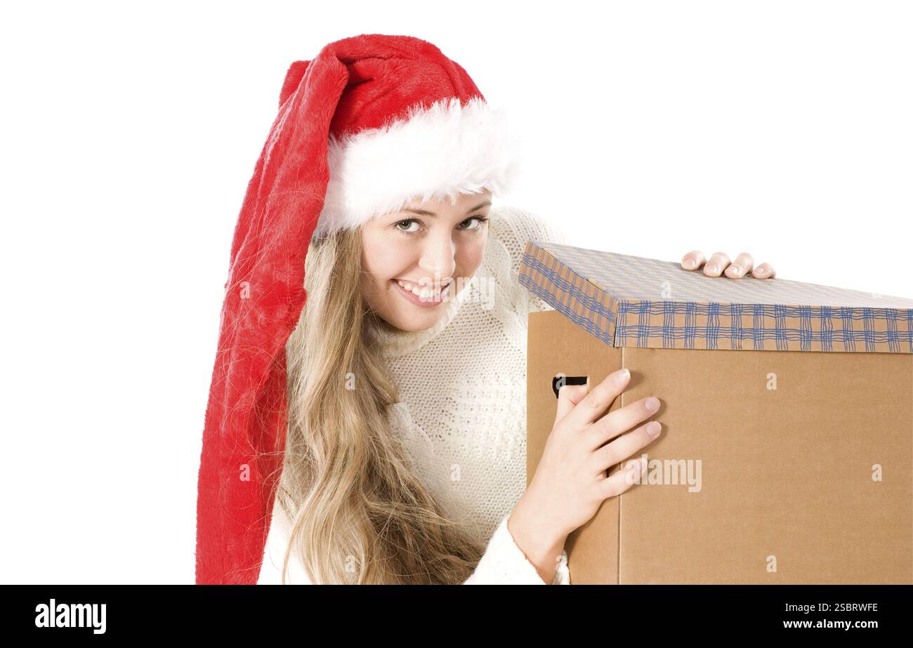Attraktives Mädchen mit Weihnachtsmann-Hut mit schicker Box, isoliert auf weiß Stockfoto