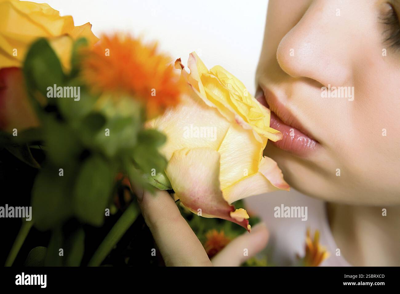 Junge blonde Frau mit Blumen, isoliert auf weiß Stockfoto