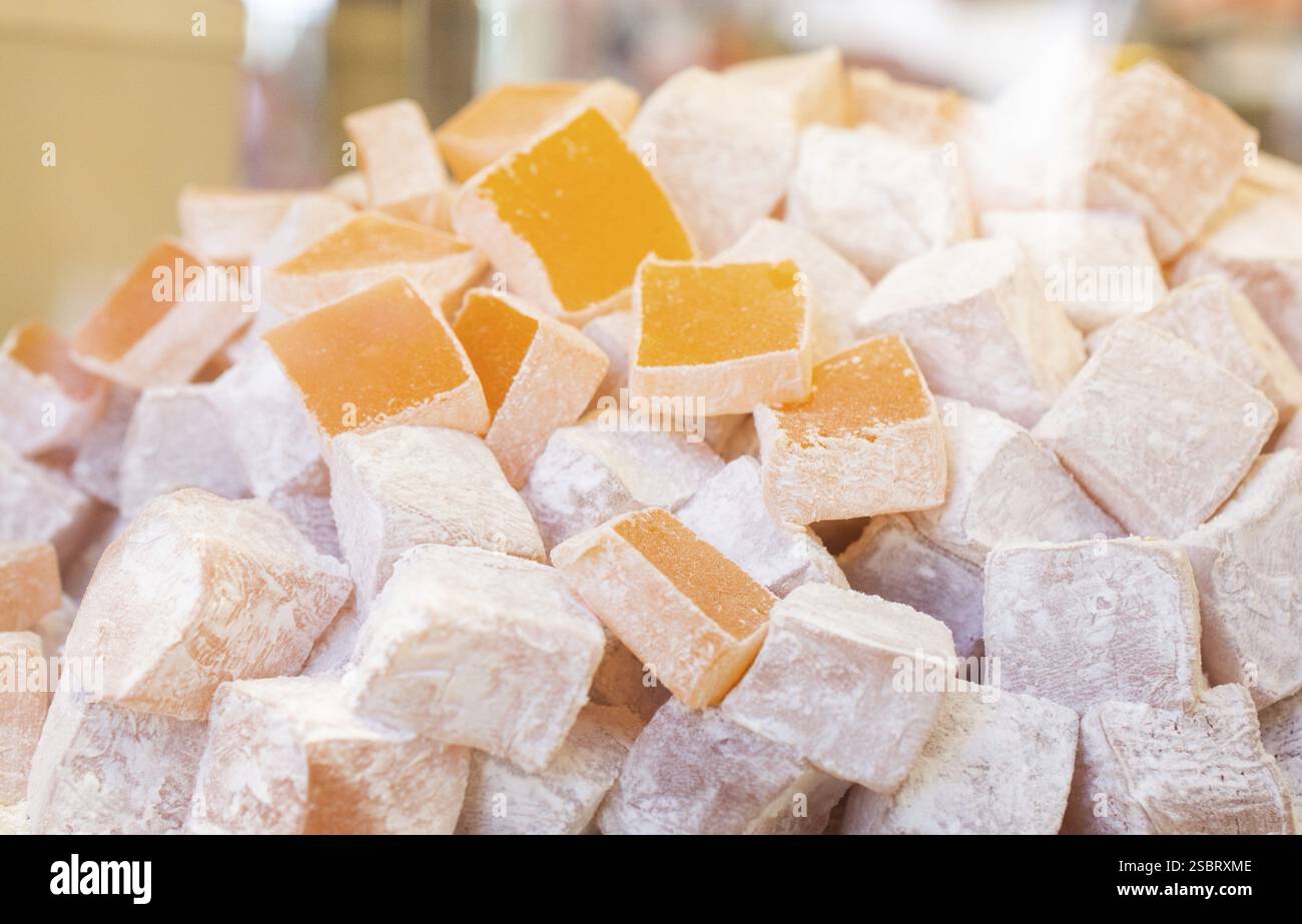 Laden der traditionellen türkischen Honig lokum Zucker überzogen soft Candy Stockfoto