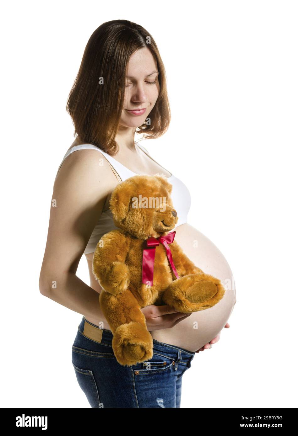 Schwangere Frau, werdende Mutter auf weißem Hintergrund, Nahaufnahme des schwangeren Bauches, Aktivität während der Schwangerschaft Stockfoto