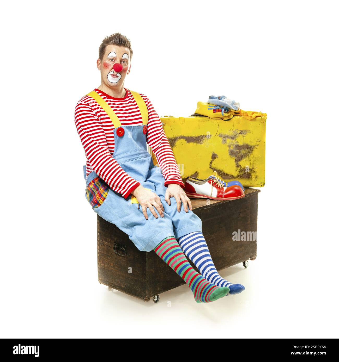 Ein lustiger Clown mit lächelndem fröhlichem Ausdruck, isoliert auf weißem Hintergrund Stockfoto