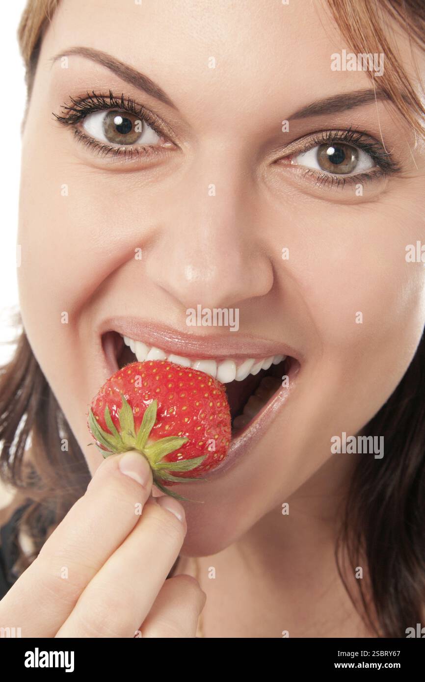 Schöne Frau mit Erdbeere, isoliert auf weißem Hintergrund Stockfoto