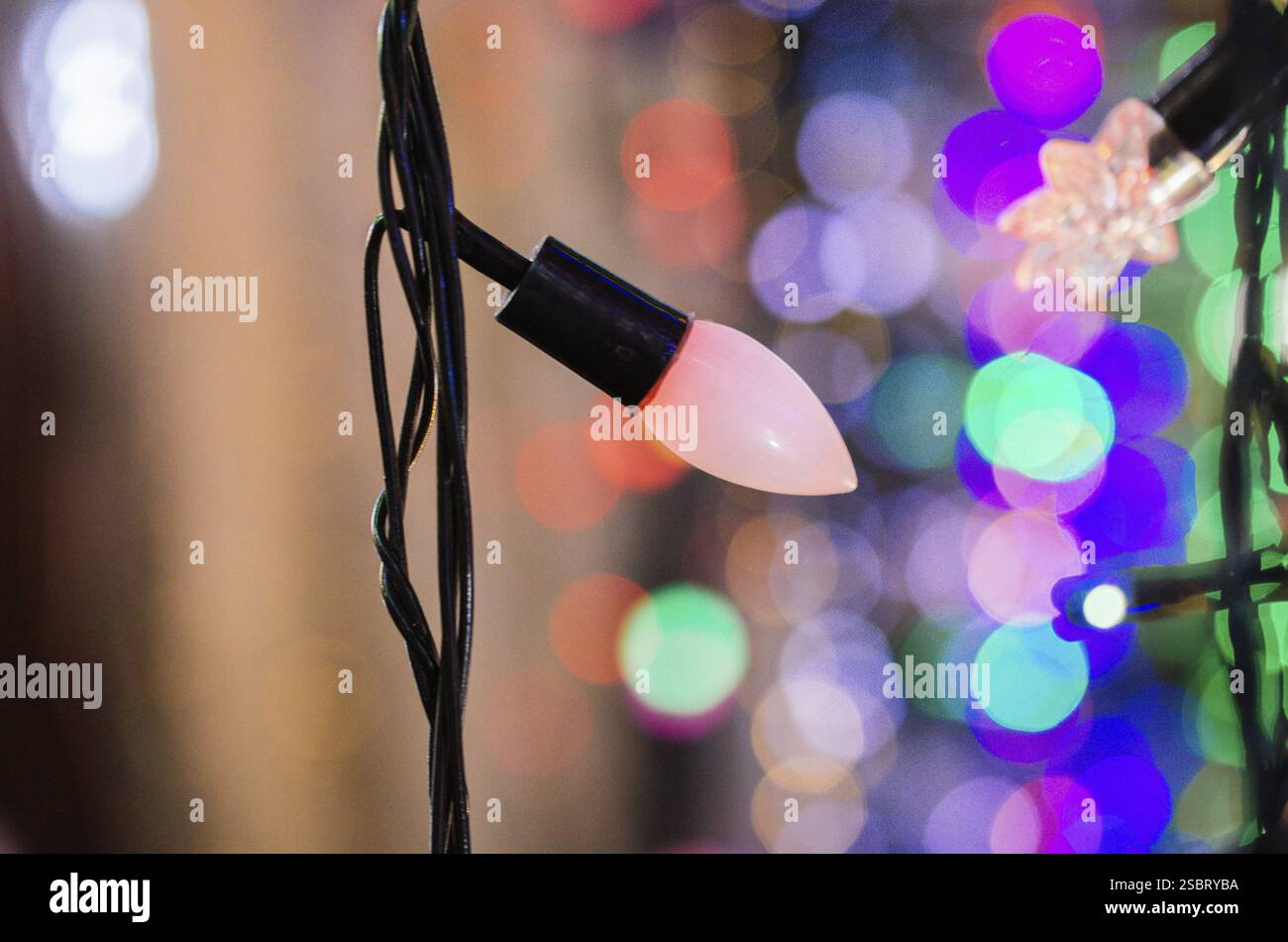 Bunte Weihnachtsbeleuchtung und Party Lichter in viev Stockfoto
