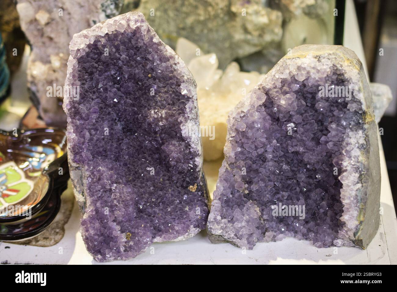 Rohe violetter Amethyst Rock mit Kristall Amethyst esoterischen Stockfoto