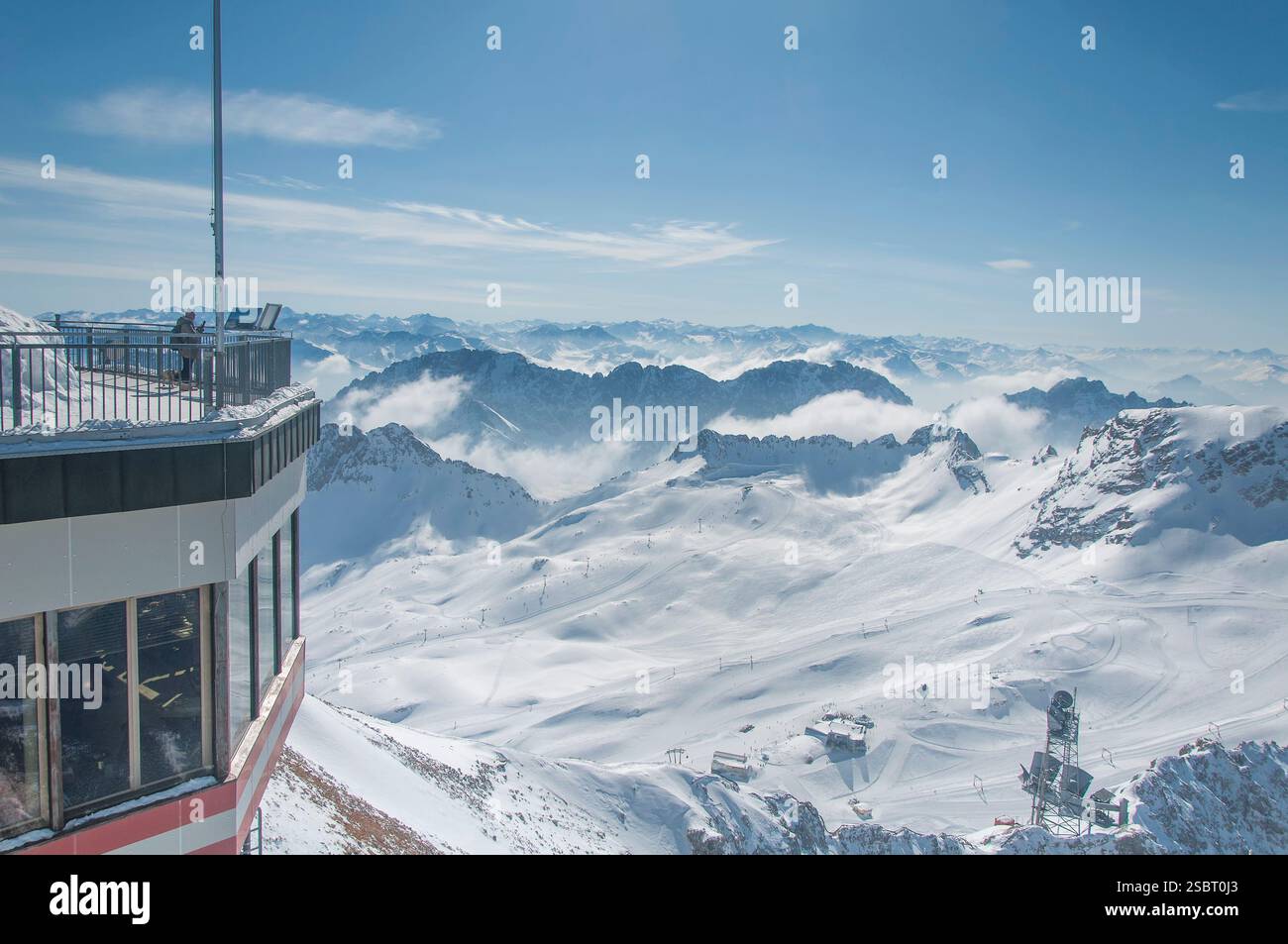 Panoramablick auf die schneebedeckten Wettersteinberge und Gipfelgebäude von der zugspitze in Garmisch-Partenkirchen. Stockfoto