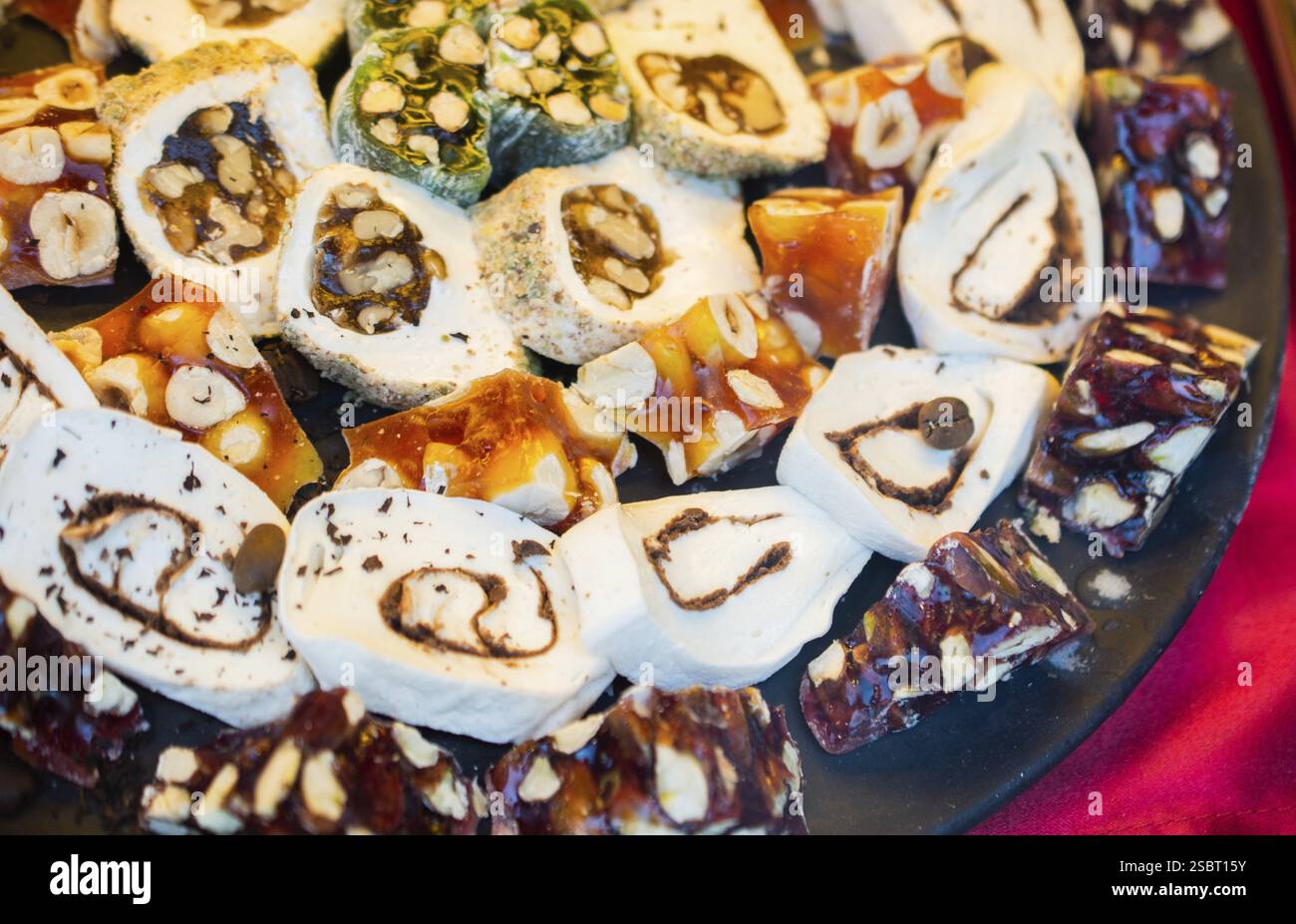 Laden der traditionellen türkischen Honig lokum Zucker überzogen soft Candy Stockfoto