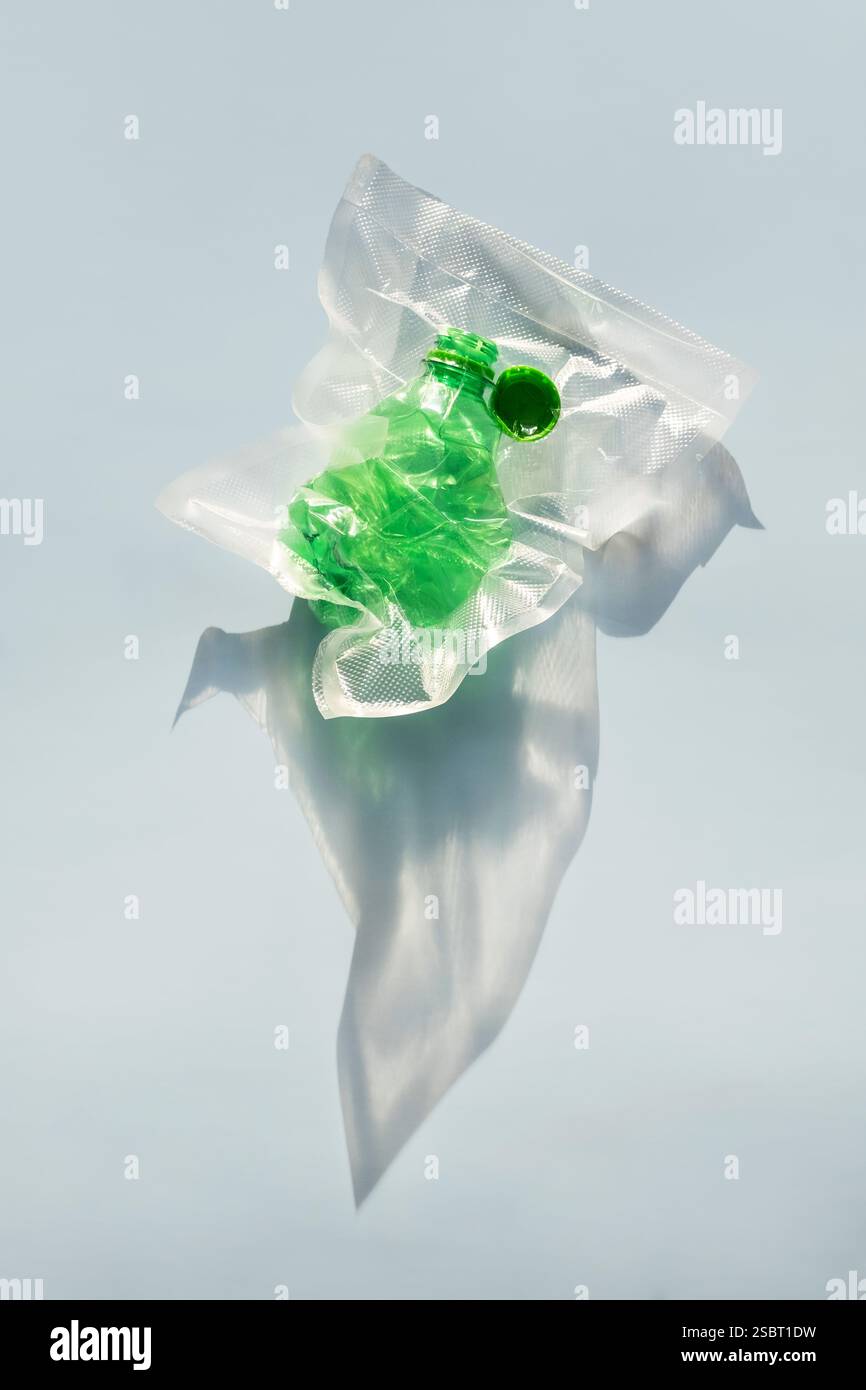 Kunststoffflasche im Vakuumbeutel. Konsum- und Abfallproblematikkonzepte. Stockfoto