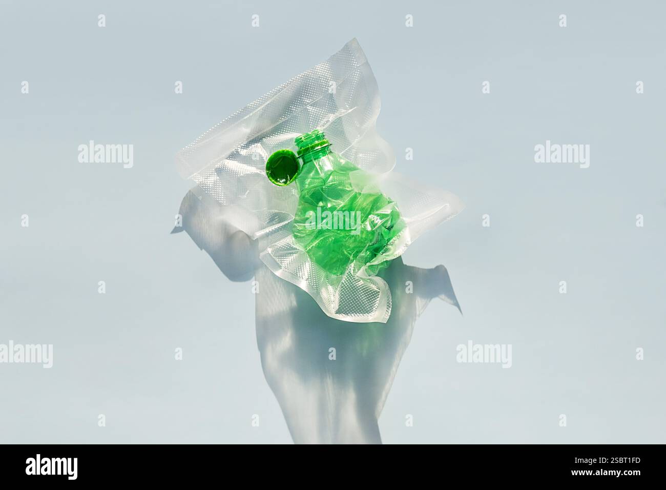 Kunststoffflasche im Vakuumbeutel. Konsum- und Abfallproblematikkonzepte. Stockfoto
