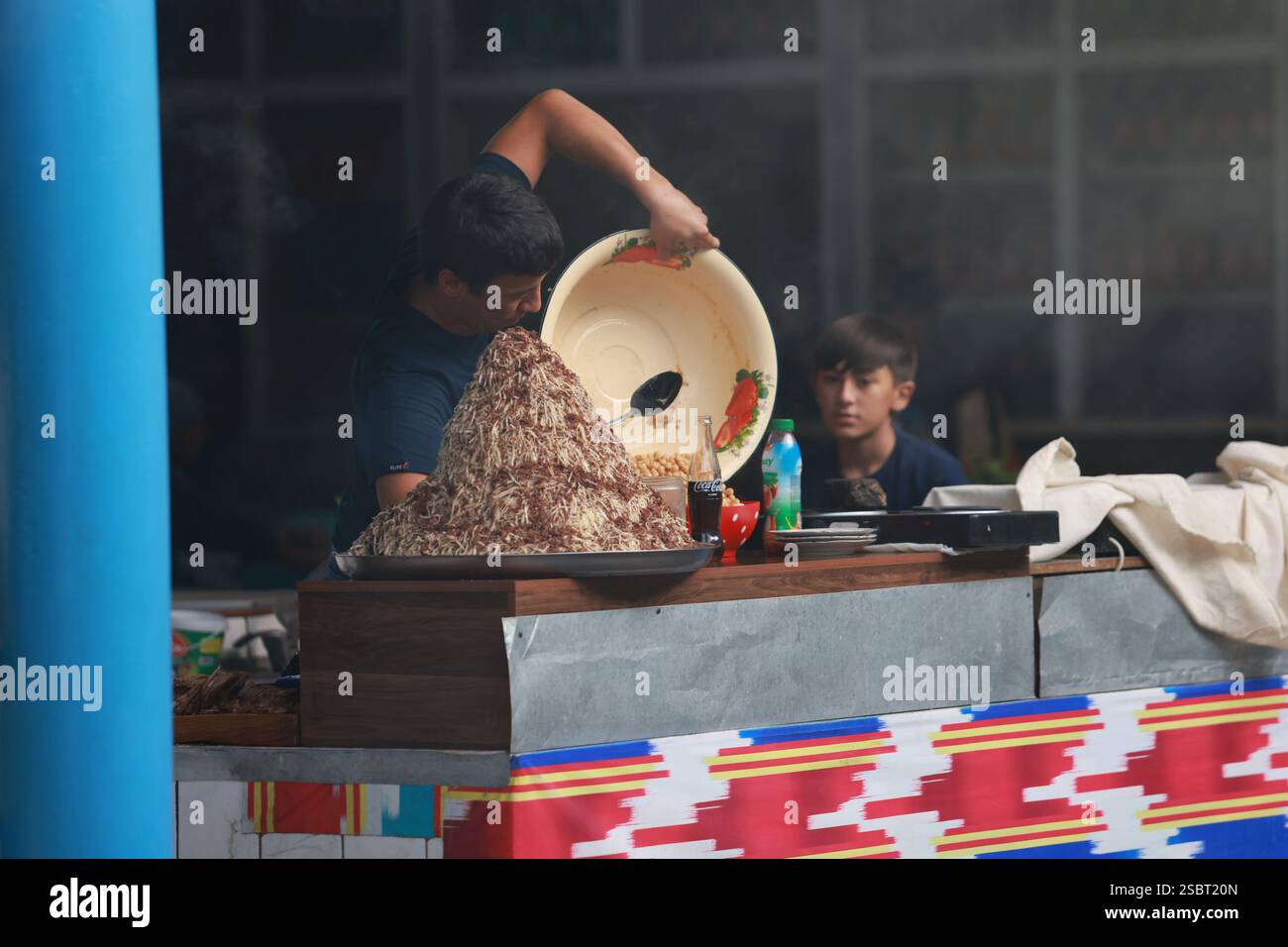 Taschkent, Usbekistan, 5. Oktober 2024: hawker verkauft die Naryn auf dem Chorsu Basar in Taschkent. In der usbekischen Küche ist naryn ein Pastagericht aus frischem han Stockfoto