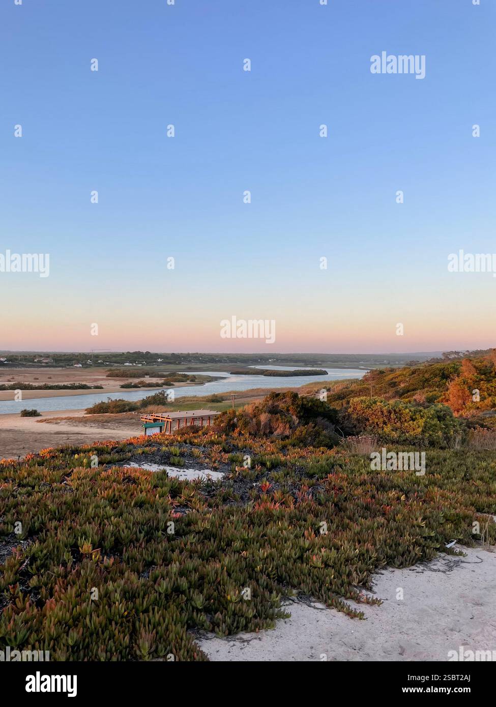 Sonnenuntergang am Strand in Comporta - Smartphone-aufgenommenes Stockfoto