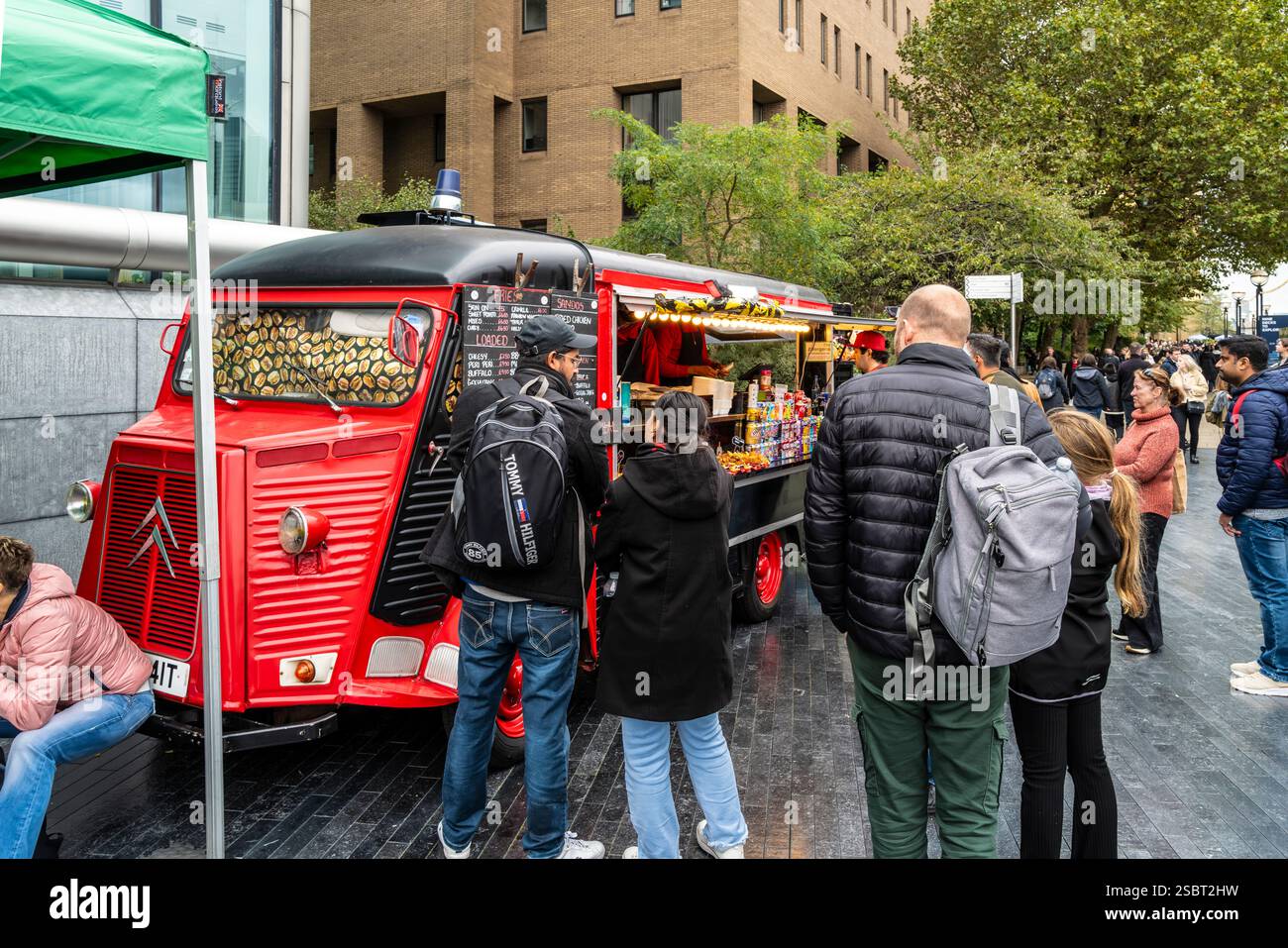 Leute stehen in einem Citroen Food Truck, der Street Food auf der South Bank in London in Großbritannien in Europa serviert. Stockfoto