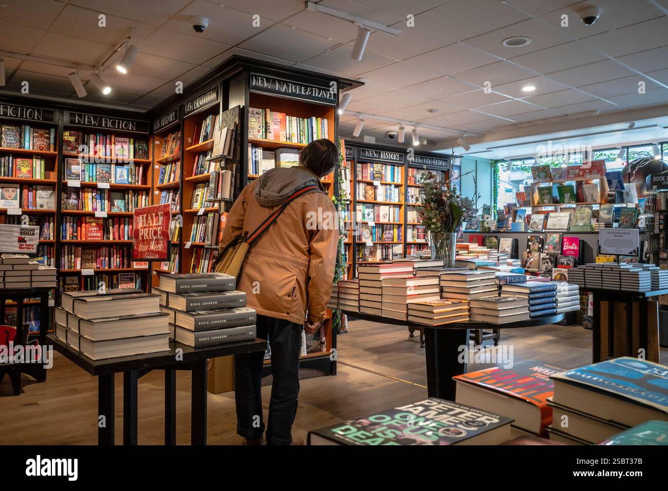 Das Innere eines Waterstones Bookshops im Stadtzentrum von Truro in Cornwall, Großbritannien. Stockfoto