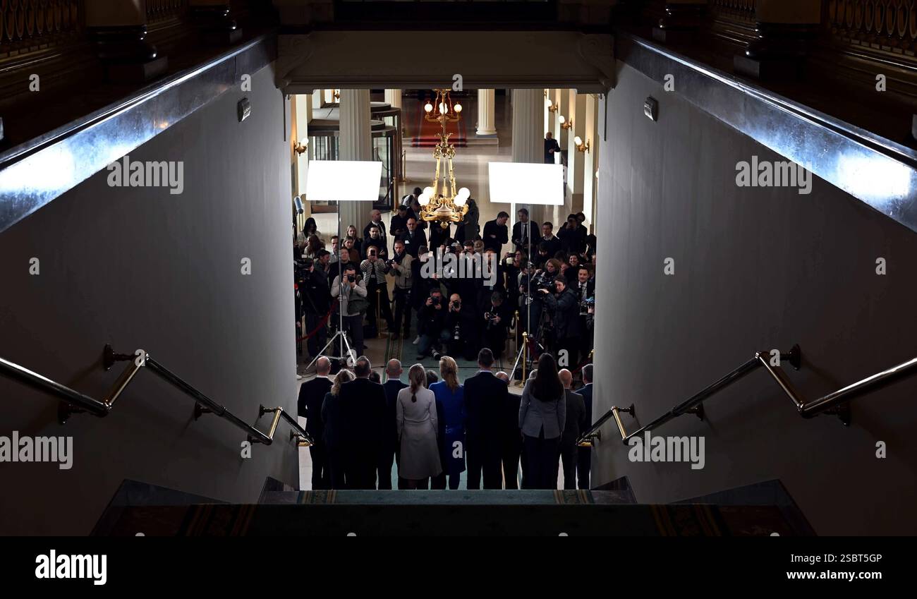 Brüssel, Belgien Februar 2025. Die Presse macht Fotos, während die Mitglieder der neuen Regierung für das offizielle Familienporträt im bundesparlament in Brüssel am Dienstag, den 4. Februar 2025 posieren. Die Unterhändler der fünf Parteien der Arizona-Koalition - N-VA, MR, Engagements, Vooruit und CD&V - haben am vergangenen Freitagabend eine Regierungsvereinbarung getroffen. BELGA PHOTO ERIC LALMAND Credit: Belga News Agency/Alamy Live News Stockfoto