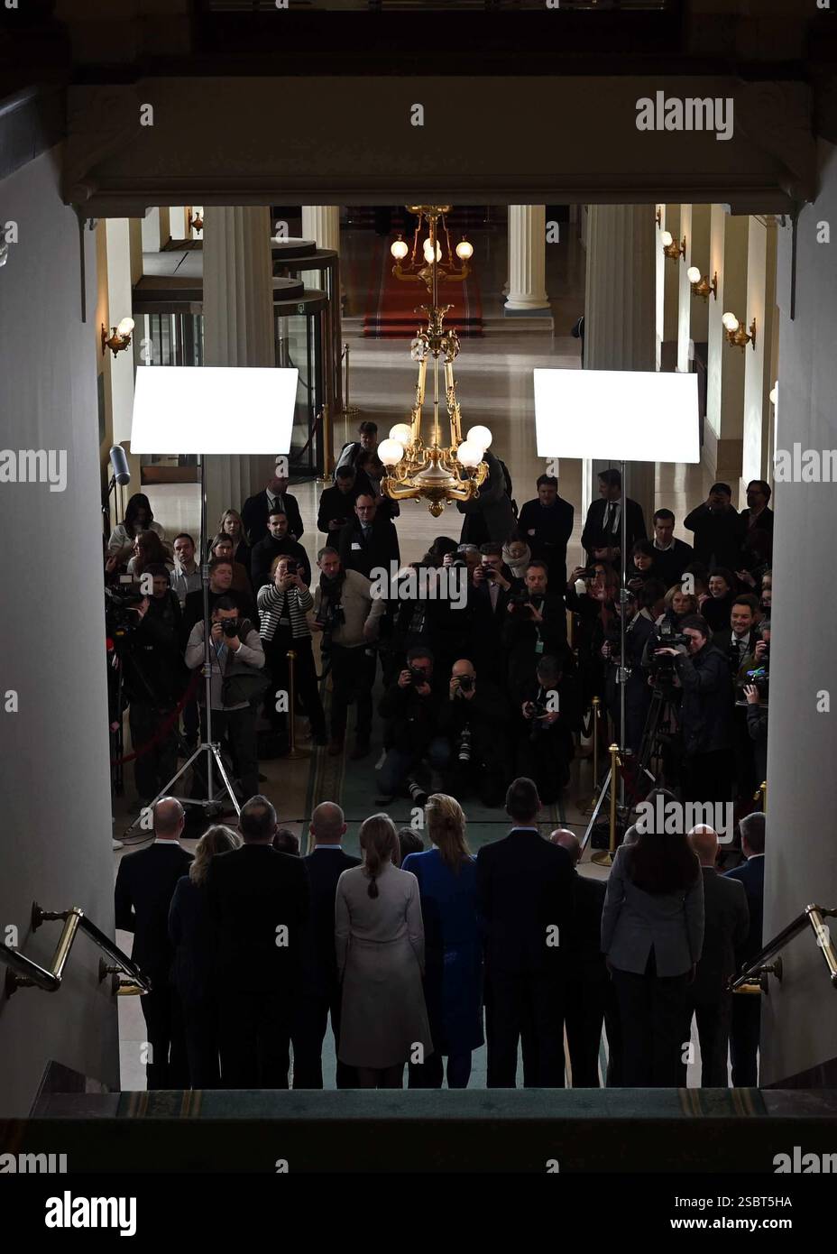 Brüssel, Belgien Februar 2025. Die Presse macht Fotos, während die Mitglieder der neuen Regierung für das offizielle Familienporträt im bundesparlament in Brüssel am Dienstag, den 4. Februar 2025 posieren. Die Unterhändler der fünf Parteien der Arizona-Koalition - N-VA, MR, Engagements, Vooruit und CD&V - haben am vergangenen Freitagabend eine Regierungsvereinbarung getroffen. BELGA PHOTO ERIC LALMAND Credit: Belga News Agency/Alamy Live News Stockfoto