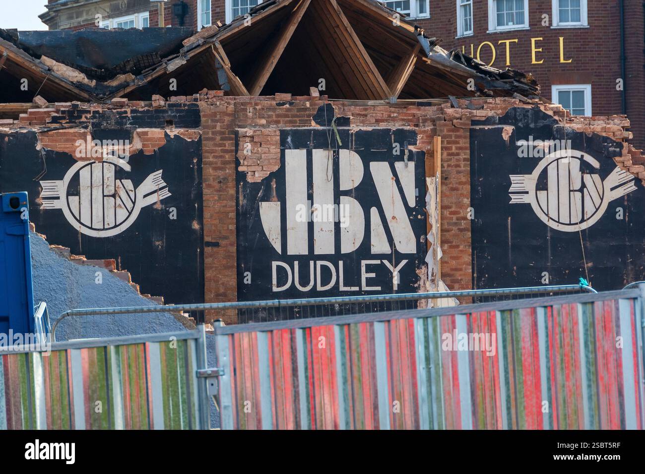 Der Abriss von JB's Live-Musik-Veranstaltungsort und Nachtclub. Bauleute zerstören den Veranstaltungsort Dudley in Castle Hill, Dudley, West Midlands, England, Großbritannien Stockfoto