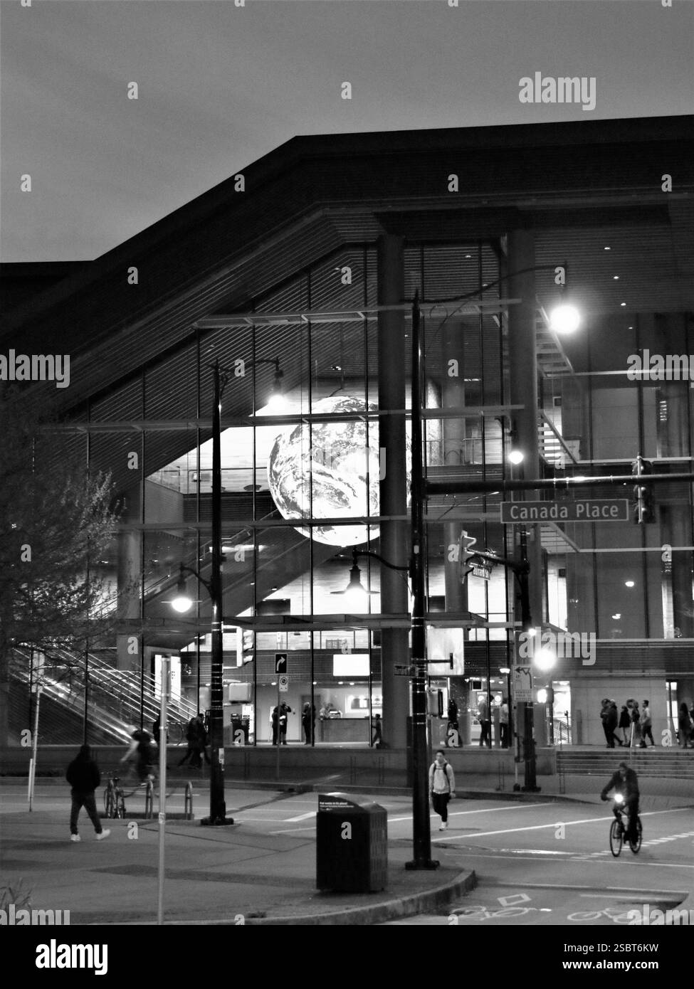 Vancouver Convention Centre, British Columbia - Schwarzweiß-Nachtfotografie mit langer Belichtung Stockfoto