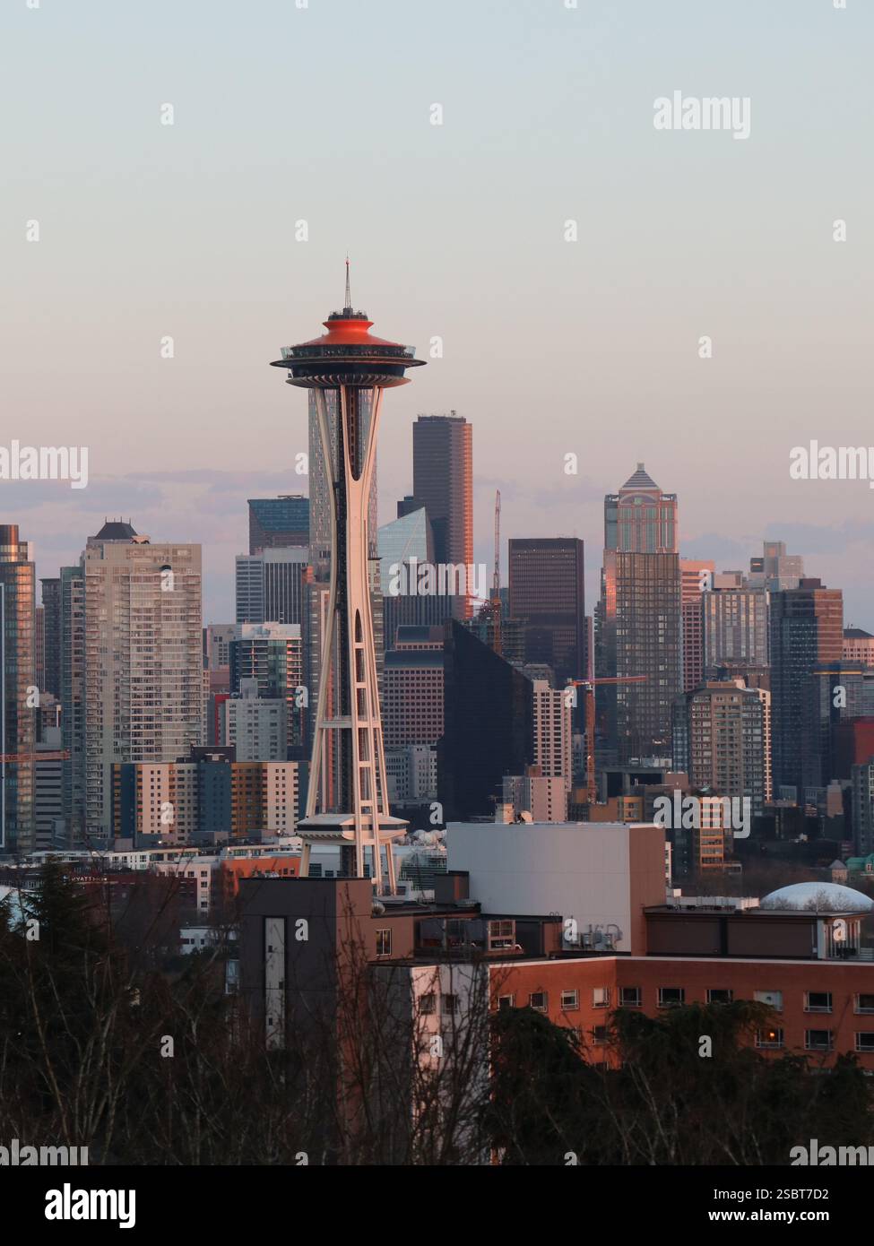 Skyline von Seattle mit der legendären Space Needle – Original, vertikales hochauflösendes Seattle Washington Foto Stockfoto