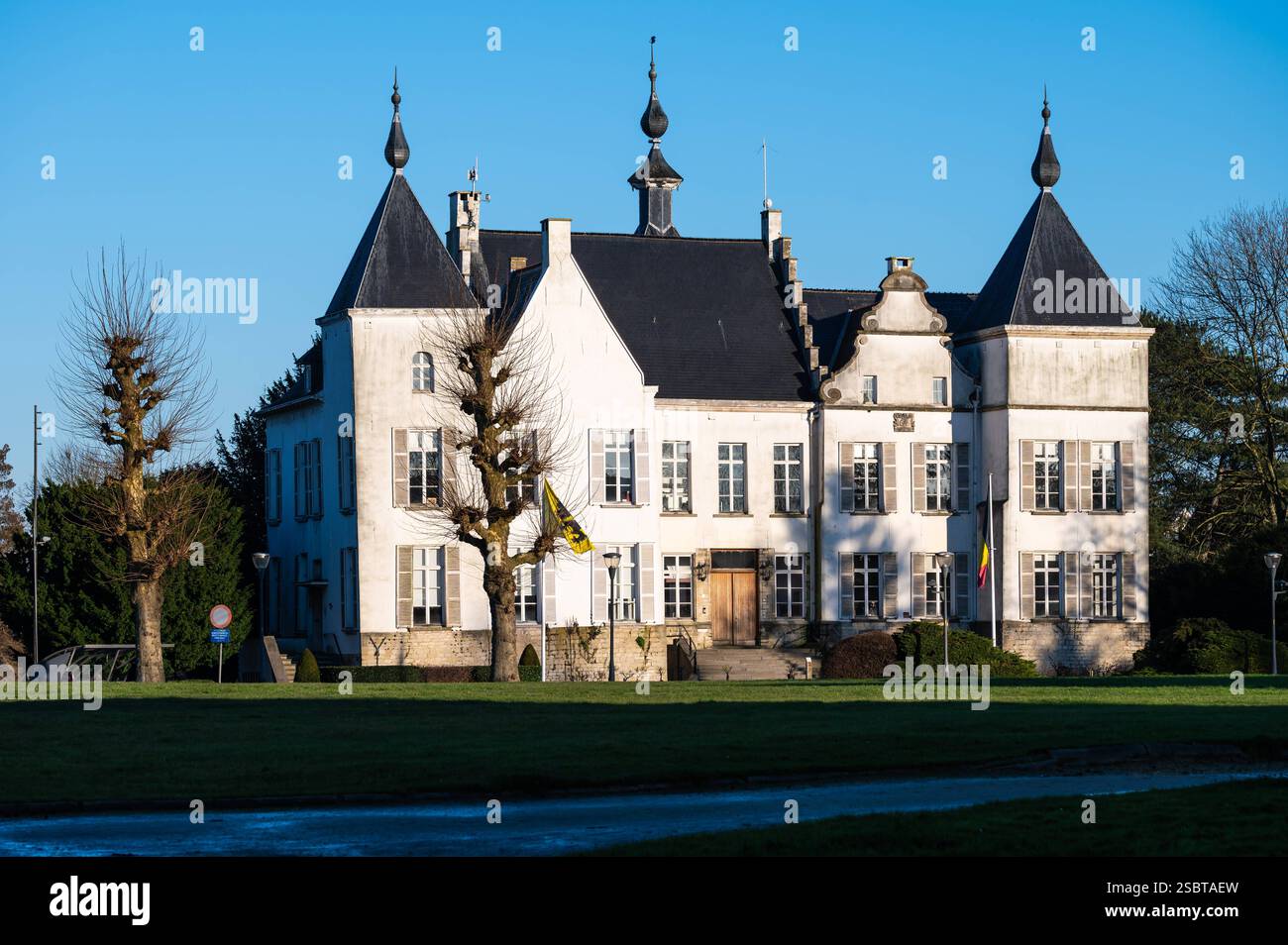 Das weiße Denkmal des Rathauses im Dorfpark, Wemmel, Flämisch Brabant, Belgien, 1. Februar, 2025 Stockfoto