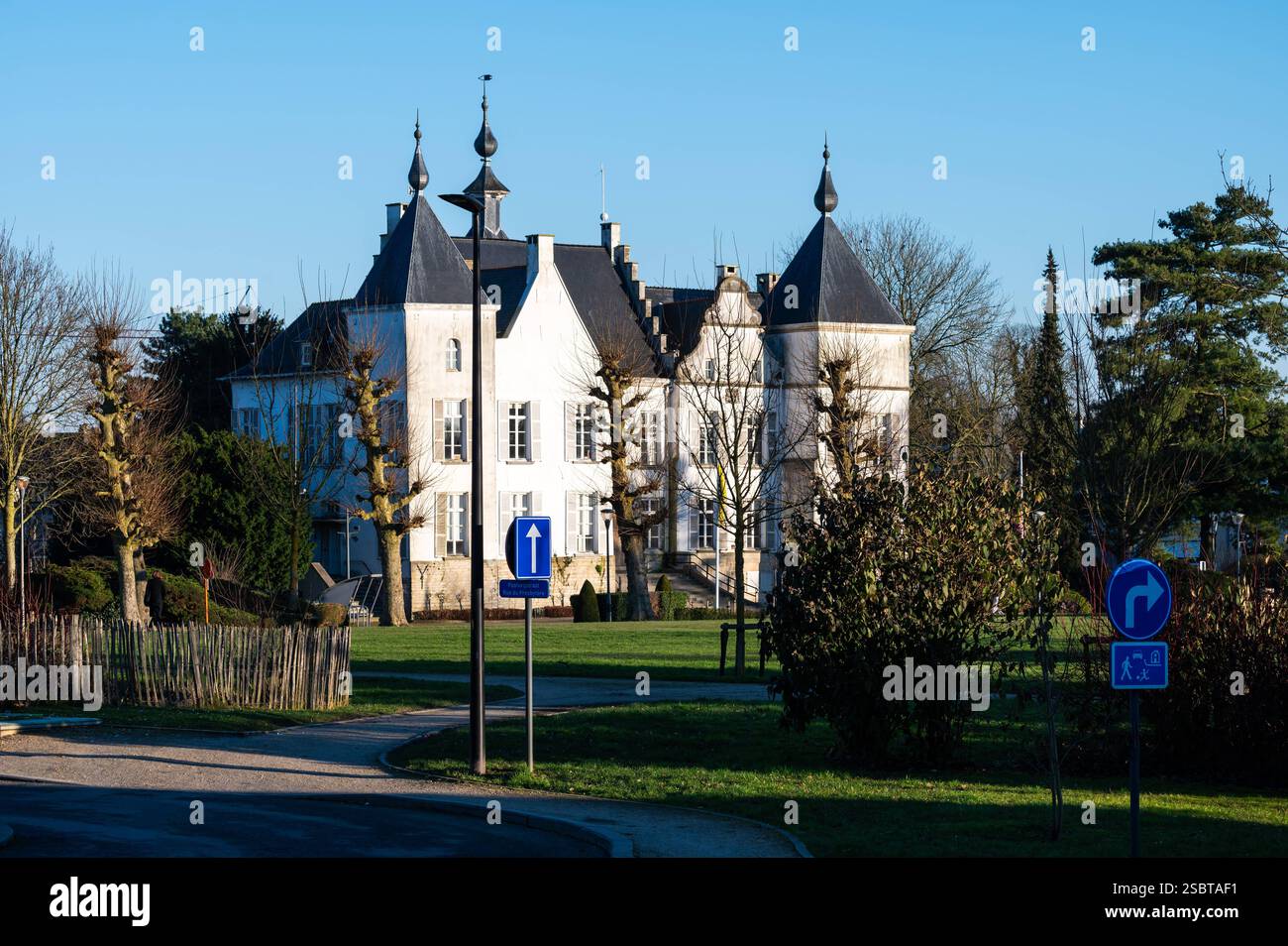 Das weiße Denkmal des Rathauses im Dorfpark, Wemmel, Flämisch Brabant, Belgien, 1. Februar, 2025 Stockfoto