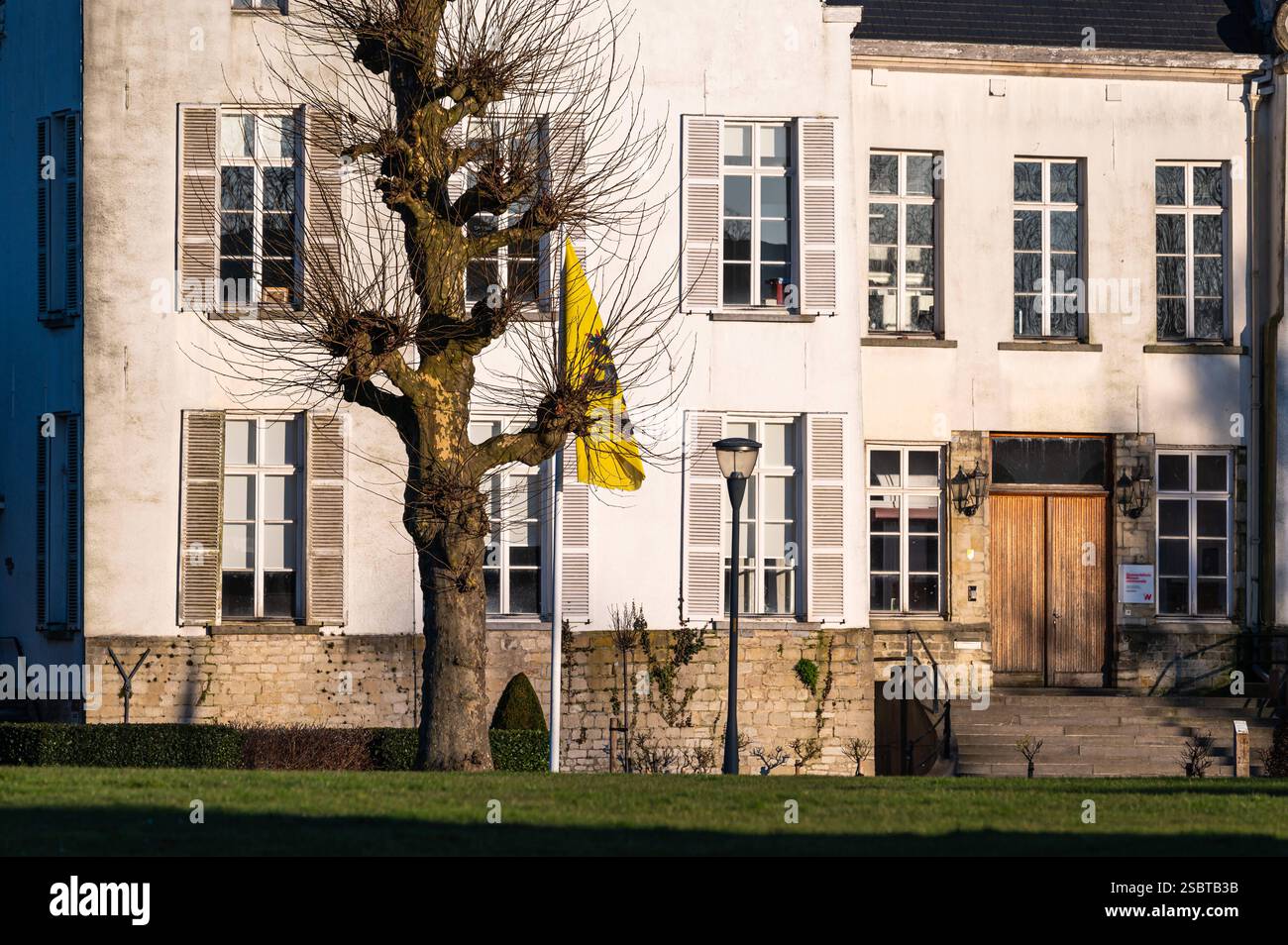 Das weiße Denkmal des Rathauses im Dorfpark, Wemmel, Flämisch Brabant, Belgien, 1. Februar, 2025 Stockfoto