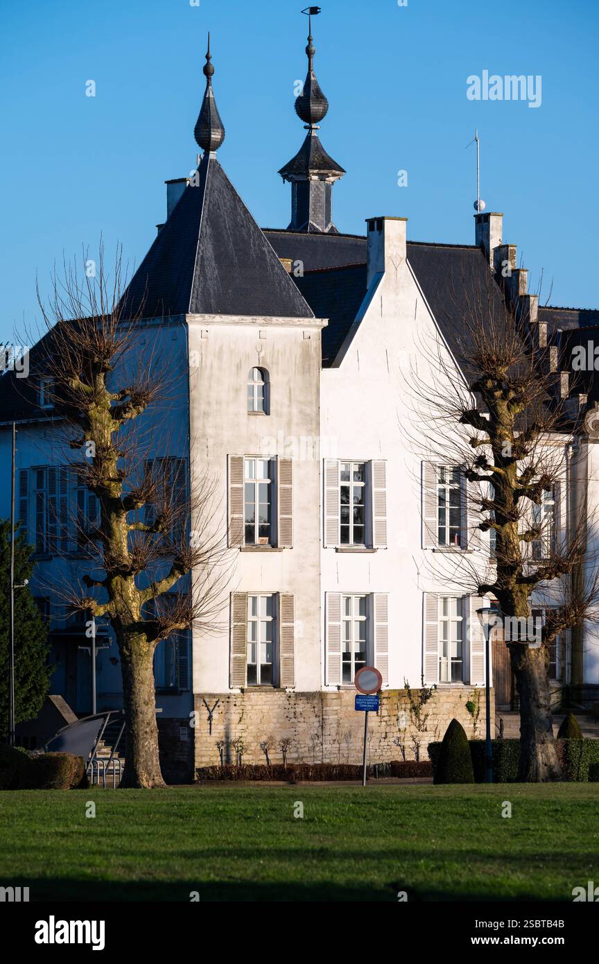 Das weiße Denkmal des Rathauses im Dorfpark, Wemmel, Flämisch Brabant, Belgien, 1. Februar, 2025 Stockfoto