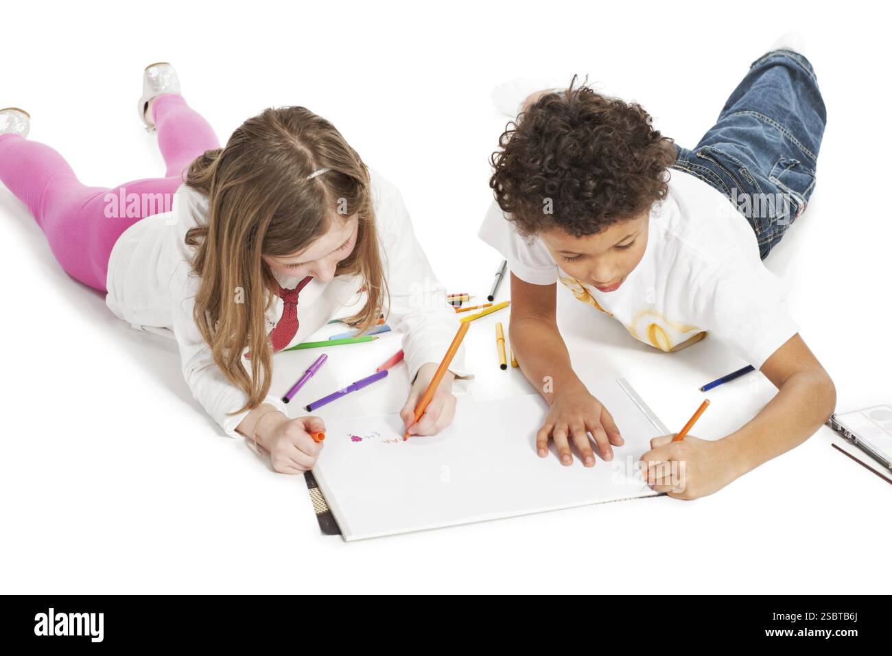Interrassische Kinder, die sich zusammenziehen, isoliert auf weiß Stockfoto