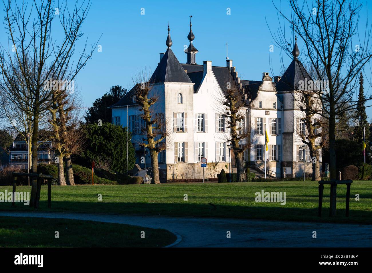Das weiße Denkmal des Rathauses im Dorfpark, Wemmel, Flämisch Brabant, Belgien, 1. Februar, 2025 Stockfoto