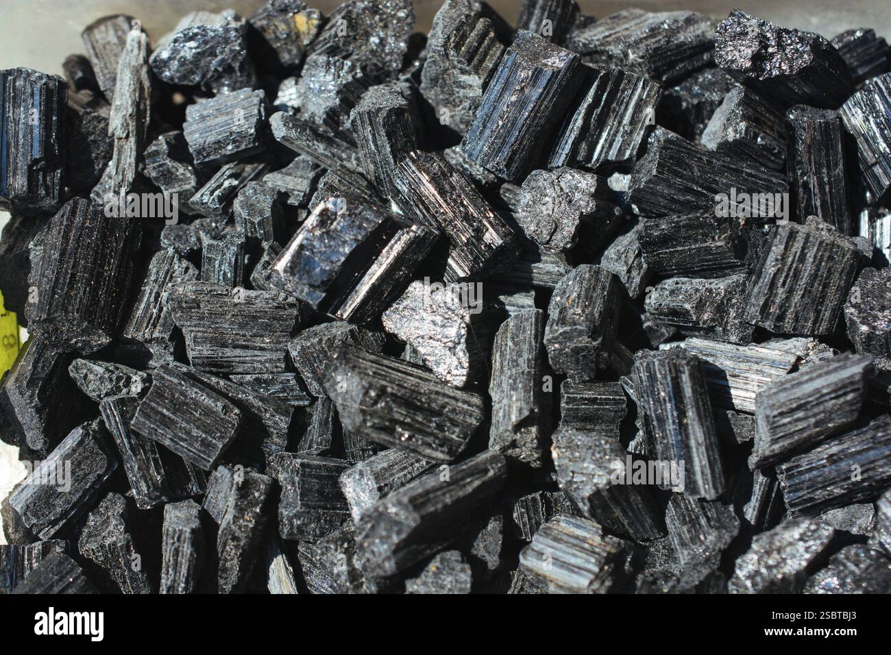 Natürliche Felsen Muster - raw Crystal schwarzer Turmalin (Schörl) Edelstein Stockfoto