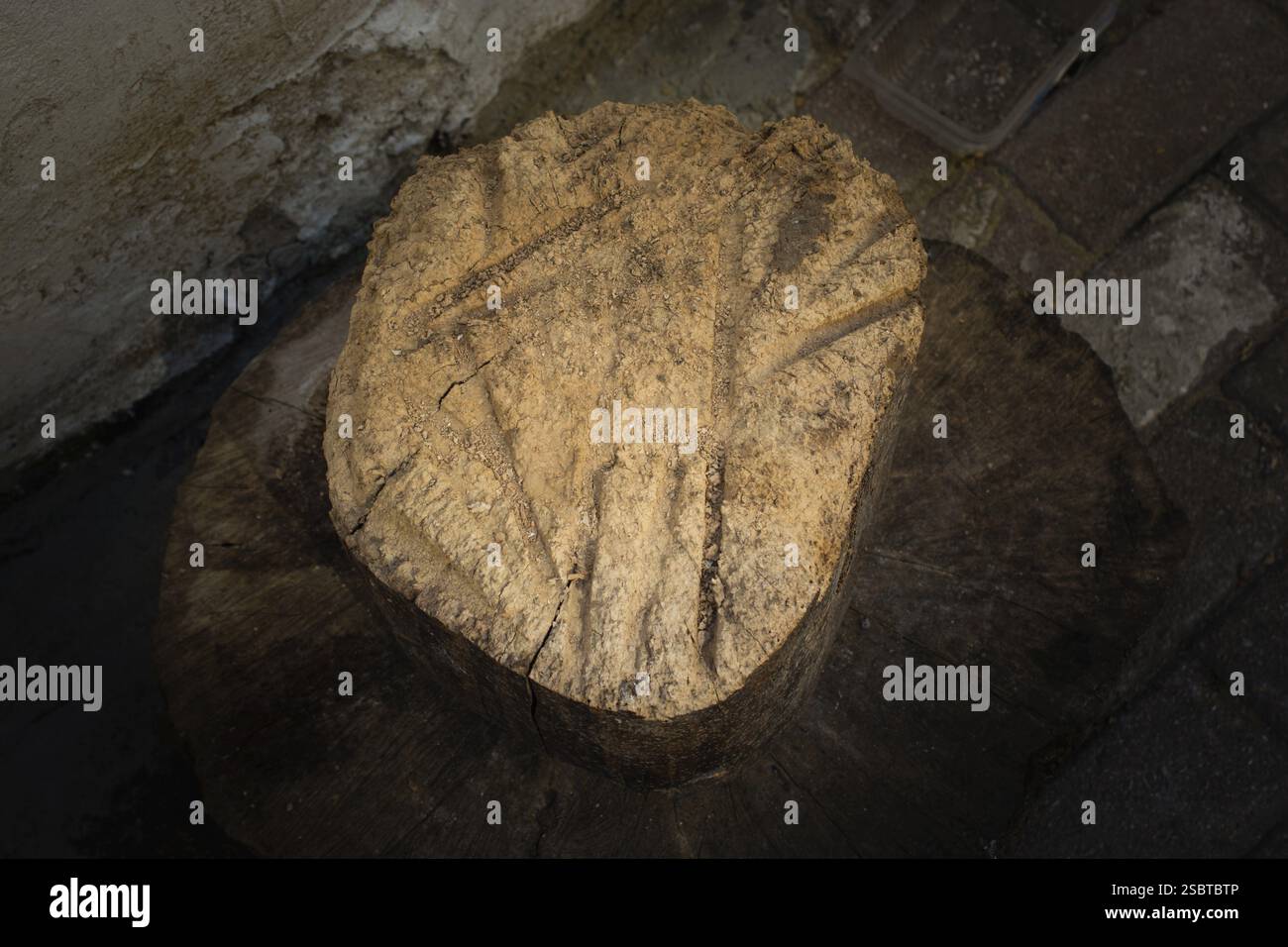 Alte verwitterte Baumstumpf Textur Hintergrund mit Querschnitt geknackt Stockfoto
