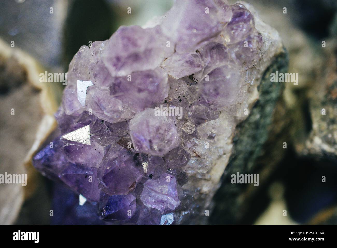 Rohe violetter Amethyst Rock mit Kristall Amethyst esoterischen Stockfoto