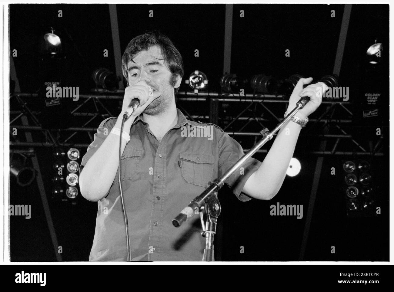 ARAB STRAP, YOUNG, READING FESTIVAL, 1997: Ein junger Aidan Moffat von der schottischen Band Arab Strap spielt am 22. August 1997 beim Reading Festival, Reading, UK. Foto: Rob Watkins. INFO: Arab Strap ist eine schottische Indie-Band, die 1995 von Aidan Moffat und Malcolm Middleton gegründet wurde. Bekannt für ihre rohen, melancholischen Geschichten und ihren Lo-fi-Sound, erlangten sie mit Alben wie Philophobia und The Red Thread Anerkennung. Stockfoto