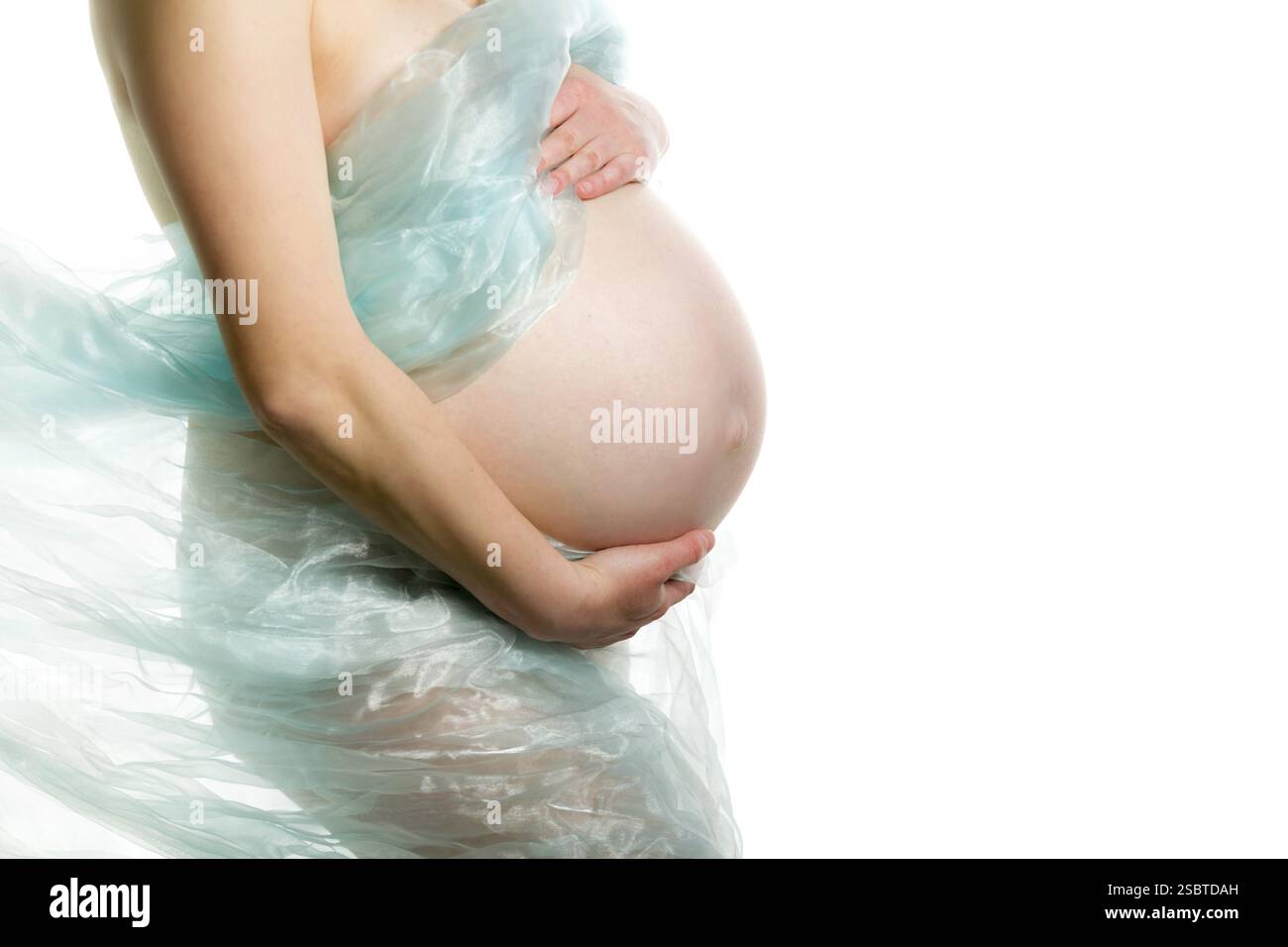 Schwangere Frau, werdende Mutter auf weißem Hintergrund, Nahaufnahme des schwangeren Bauches, Aktivität während der Schwangerschaft Stockfoto