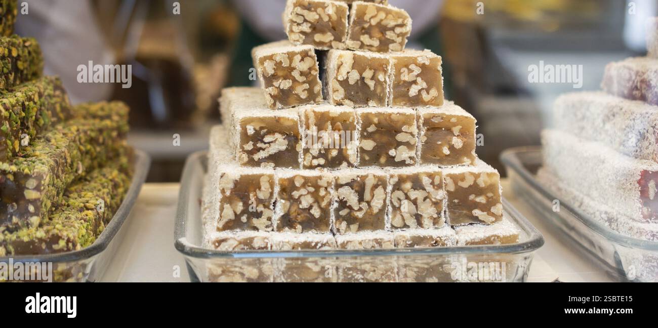 Laden der traditionellen türkischen Honig lokum Zucker überzogen soft Candy Stockfoto